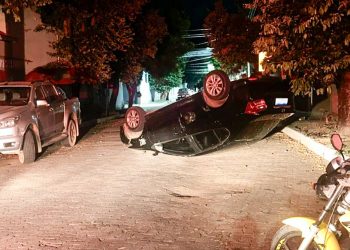 Distração ao volante termina em capotamento no bairro Ilha dos Araújos