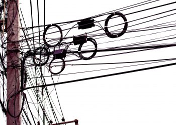 Câmara de Valadares discute projeto que obriga empresas a identificar cabos e fios em postes