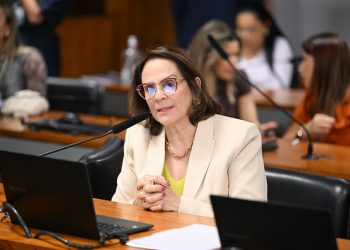 Damares diz que Bolsonaro está sereno, mas soluçando muito e pode faltar a julgamento