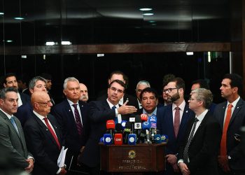 Flávio Bolsonaro pedirá anulação de julgamento do pai com precedente pró-Lula na Lava Jato