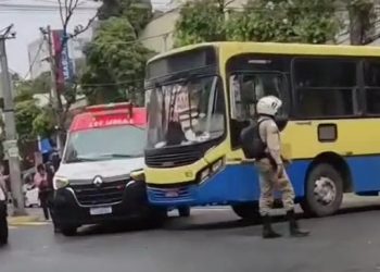 Acidente entre ambulância do SAMU e ônibus é registrado no centro