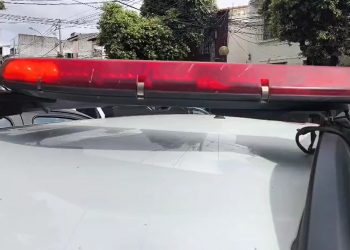 Homem é encontrado sem vida dentro de residência após fumar cigarro com página da Bíblia