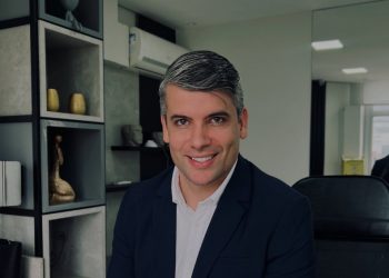 Câmara Municipal homenageia cirurgião-dentista com a Ordem Municipal do Brasão