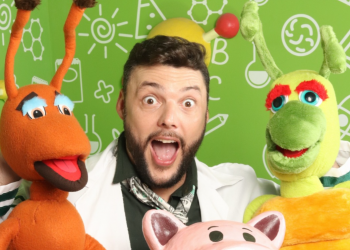 Teatro leva educação financeira a alunos da rede pública em Valadares