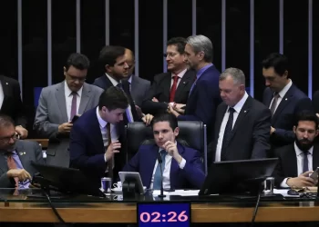 PEC da blindagem é aprovada por deputados e vai ao Senado 