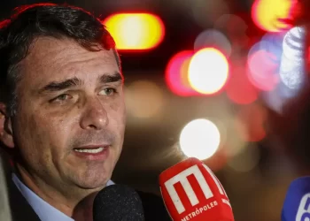 Flávio diz que pai está de cabeça erguida, defende anistia ampla e fala em união da direita em 2026