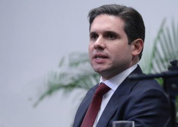 Motta tenta postergar anistia para construir alternativa com Senado, STF e governo Lula
