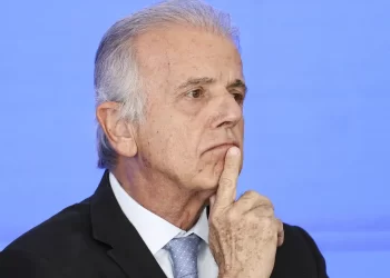 Ministro da Defesa diz estar preocupado que fronteira do Brasil com Venezuela se transforme em trincheira