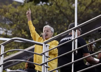 Ato no RJ com Caetano, Chico, Djavan e Gil repudia anistia e PEC da Blindagem