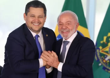 Lula encontra Alcolumbre e adia anúncio de Messias no STF para volta de viagem
