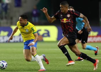 Palmeiras goleia Bragantino e segue na liderança do Campeonato Brasileiro
