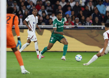 Palmeiras leva três no primeiro tempo, perde da LDU e se complica na Libertadores