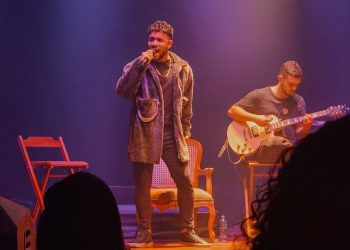 Gabriel Alves encerra fase do álbum Incoerente com show em Valadares