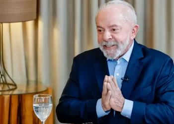 Lula afirma que não vai implorar apoio de partidos e diz achar difícil que alguém o vença em 2026