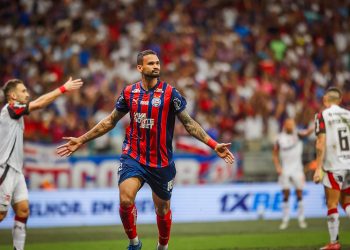 Bahia vence um Flamengo com dois expulsos e confirma liderança do Palmeiras