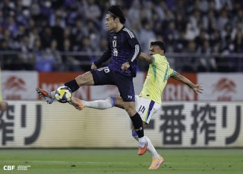 Zaga entrega e, de virada, Brasil sofre primeira derrota para o Japão na história
