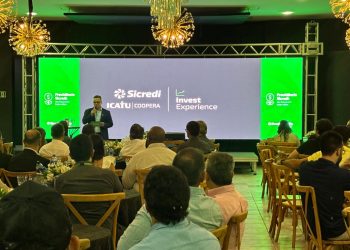 Invest Experience reúne especialistas em noite de imersão econômica promovida pelo Sicredi