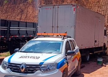 Polícia Militar recupera caminhão furtado em Contagem em operação em Manhuaçu