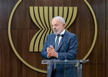 Lula quer discutir com Trump punição dada a ministros do STF