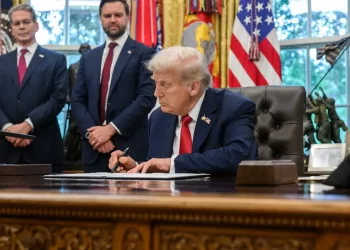 Trump começa a demolir Ala Leste da Casa Branca para construir salão de festas