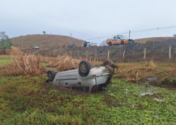Veículo capota e cai em lagoa em Galiléia