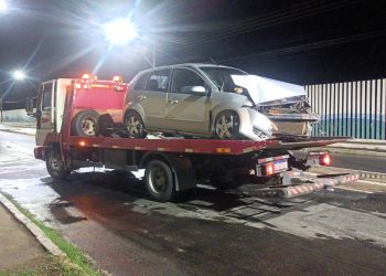 Motorista aparentando embriaguez bate carro em poste no bairro Universitário