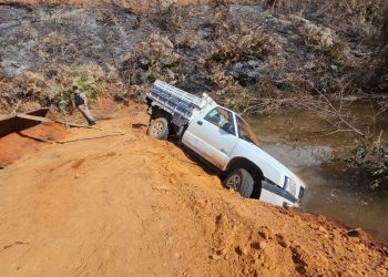 Um homem de 66 anos morreu na tarde de sábado (25) após o veículo que dirigia capotar e cair em um açude às margens da BR-262, no distrito de Realeza, em Manhuaçu.