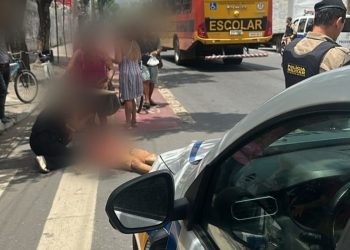 Um idoso ficou ferido em um acidente ocorrido no início da tarde desta quarta-feira (29), na Rua Israel Pinheiro, próximo à Igreja Católica, no bairro Lourdes, em Governador Valadares. De acordo com relatos de testemunhas, ele seguia de bicicleta e, ao tentar atravessar a pista, acabou colidindo na lateral de uma motocicleta que passava pelo local. Com o impacto, o idoso caiu e bateu a cabeça no chão, sofrendo um ferimento grave na nuca, que causou intenso sangramento.