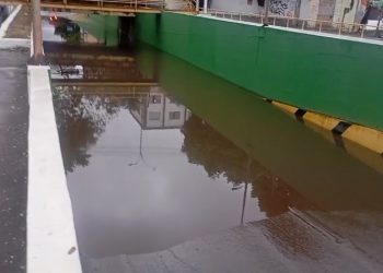Forte chuva alaga bairros e interdita mergulhão em Valadares