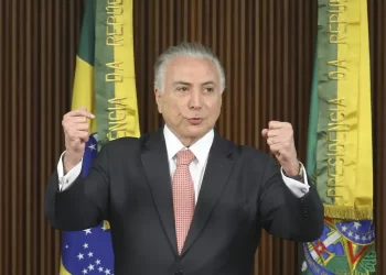 Presidente do PSDB convida Temer para entrar no partido, e emedebistas veem mudança improvável