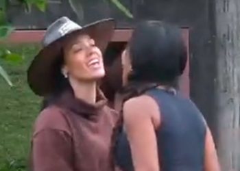 Carol Lekker cospe na cara de Rayane Figliuzzi em ‘A Fazenda 17’