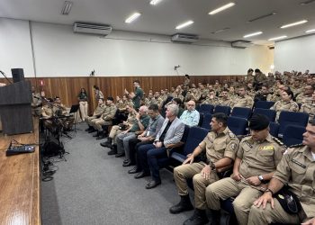 A Polícia Militar de Minas Gerais (PMMG) promoveu, durante a quinta-feira (16), a primeira edição do Seminário “Segurança no Campo”, voltado para policiais que atuam em áreas rurais. O evento ocorreu no auditório da Escola de Formação e Aperfeiçoamento de Sargentos da Academia de Polícia Militar, em Belo Horizonte.