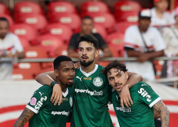 Palmeiras bate São Paulo de virada com arbitragem polêmica e vira líder