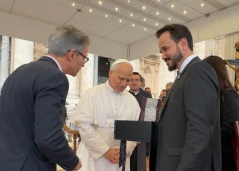 No Vaticano, Papa abençoa povo de Minas ao receber obras de artesãs das mãos de Zema