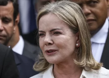 Gleisi critica família Bolsonaro após Flávio sugerir intervenção armada dos EUA no Brasil