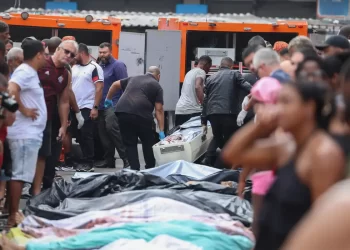 Moradores retiram cerca de 60 corpos em área de mata após operação no Rio de Janeiro