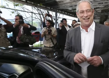 Ciro Gomes retorna ao PSDB, desafia PT e chacoalha xadrez eleitoral do Ceará