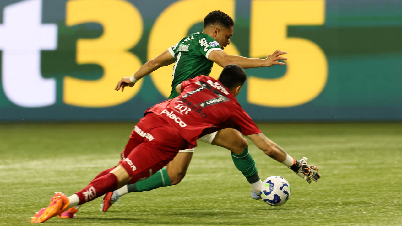 Vitor Roque decide, Palmeiras vence clássico com Santos e abre vantagem no Brasileirão
