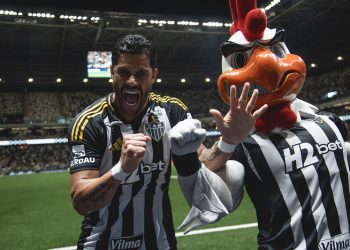 Hulk faz gol 500, Atlético aproveita expulsão e vence Bahia pelo Brasileiro