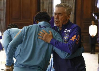 Com Vitor Roque e rubro-negros, seleção faz primeiro treino completa