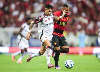 Flamengo goleia Sport e assume liderança do Campeonato Brasileiro