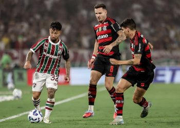 Fluminense vence o Flamengo no Maracanã, mas Rubro-Negro segue líder do Brasileirão