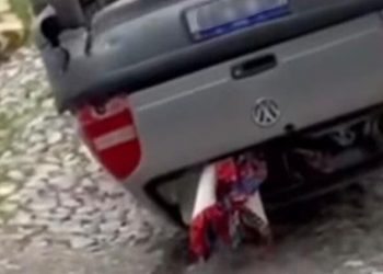 Carro com quatro idosos capota em ladeira e mulher tem mão esmagada em Conselheiro Pena