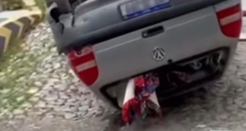 Carro com quatro idosos capota em ladeira e mulher tem mão esmagada em Conselheiro Pena