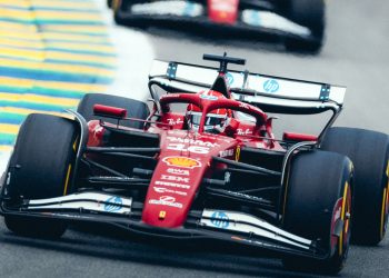 ‘Falem menos e foquem na pilotagem’: presidente da Ferrari repreende Hamilton e Leclerc