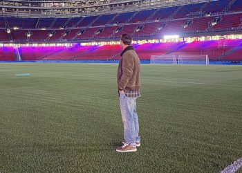 Messi visita Camp Nou reformado e expressa desejo de retornar
