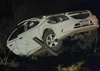 Mulher perde o controle da direção e carro sai da pista na BR-259