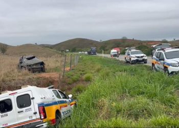 Ultrapassagem irregular provoca acidente entre carro de passeio e viatura da PM na BR–259