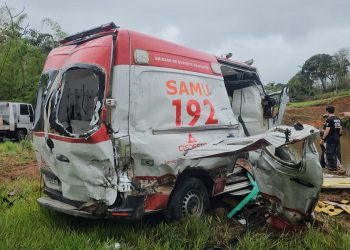Duas pessoas morrem em acidente entre ambulância do SAMU e carreta na BR-262