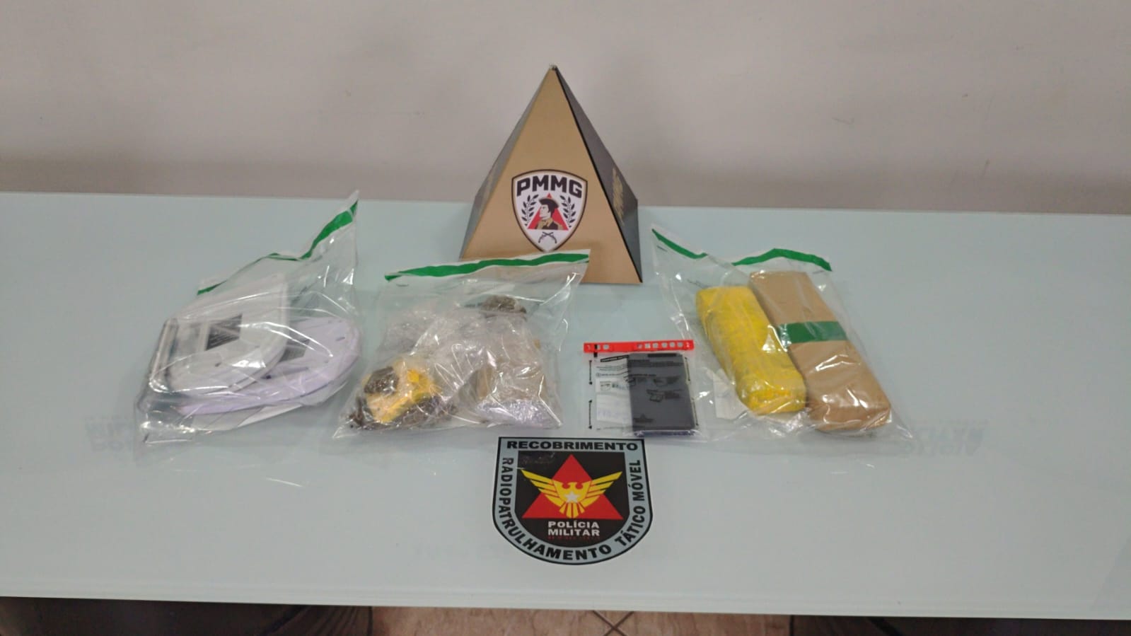 Pai e filha são presos com mais de 2 kg de maconha em operação da PM no bairro Turmalina